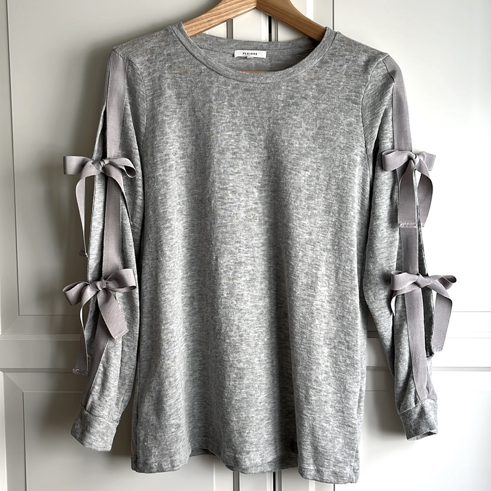 Plaione light grey slub knit sweater with ribbon detail on sleeves. Size US M